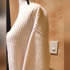 LUXURIOUS Cashmere Women's White cream V-neck Sweater Size M/L, Long Sleeve